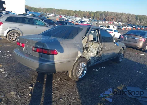 1998 Toyota Camry Le z USA, uszkodzony, nr VIN 4T1BG22K3WU319419